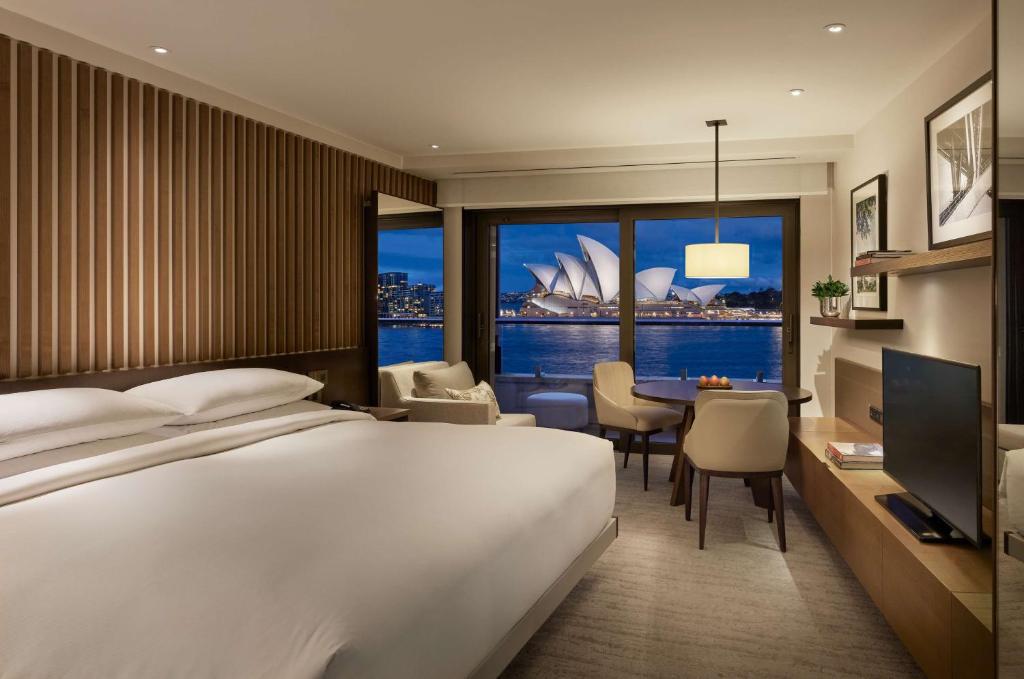 Ένα ή περισσότερα κρεβάτια σε δωμάτιο στο Park Hyatt Sydney