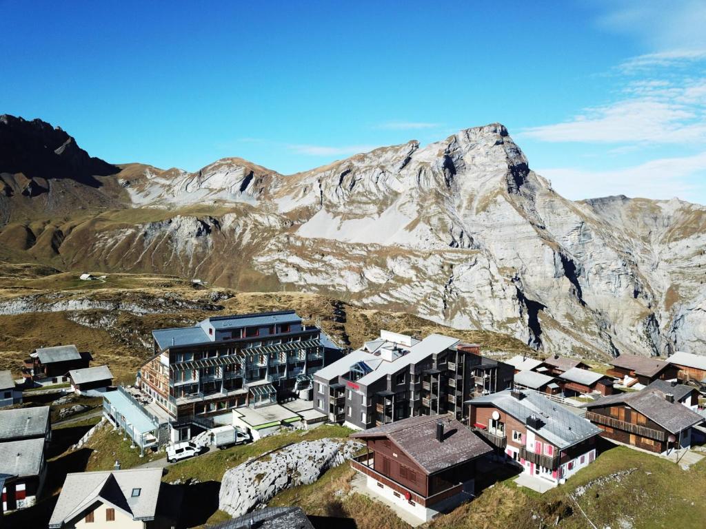 een luchtzicht op een stad voor een berg bij Frutt Living in Kerns