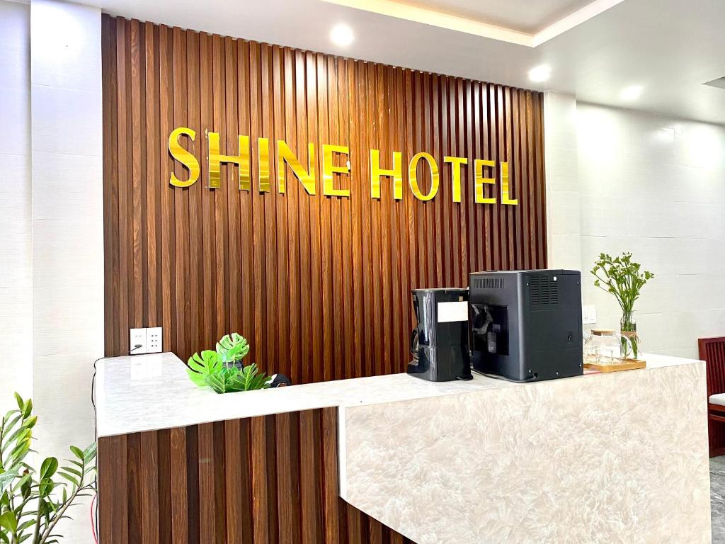 תעודה, פרס, שלט או מסמך אחר המוצג ב-Shine Hotel