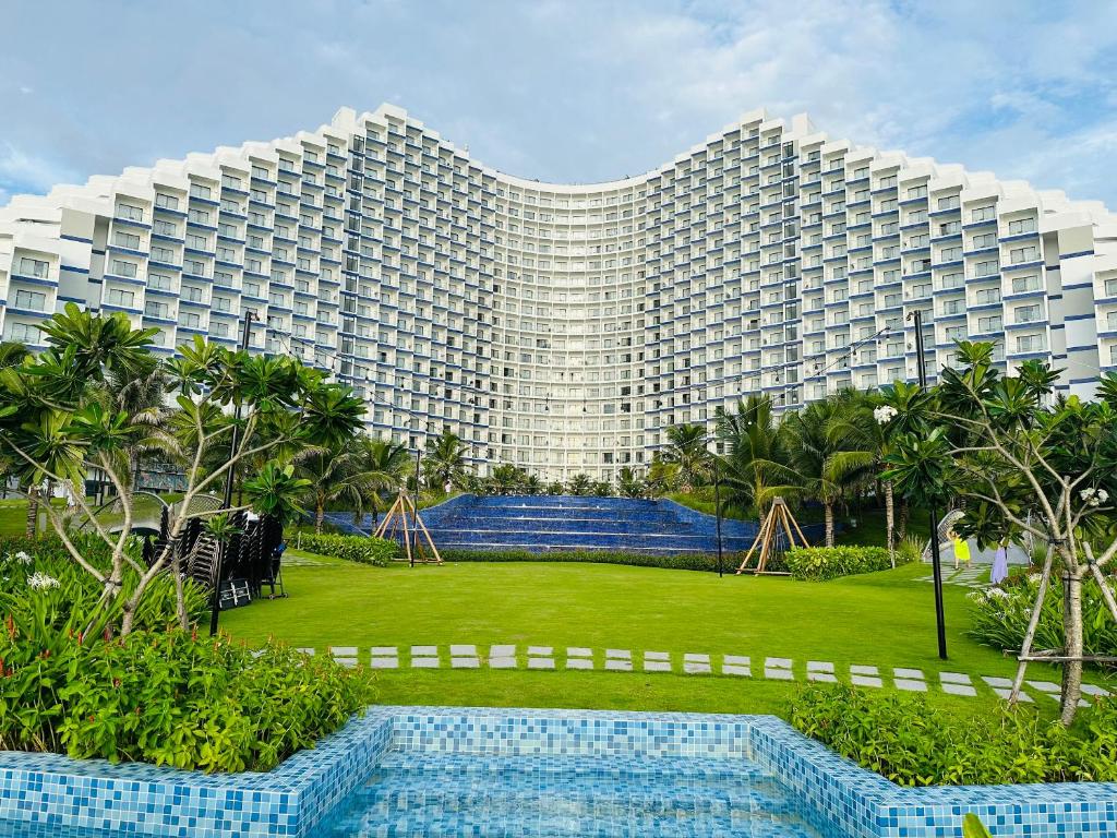 A piscina localizada em The Cam Ranh Oceanview ou nos arredores