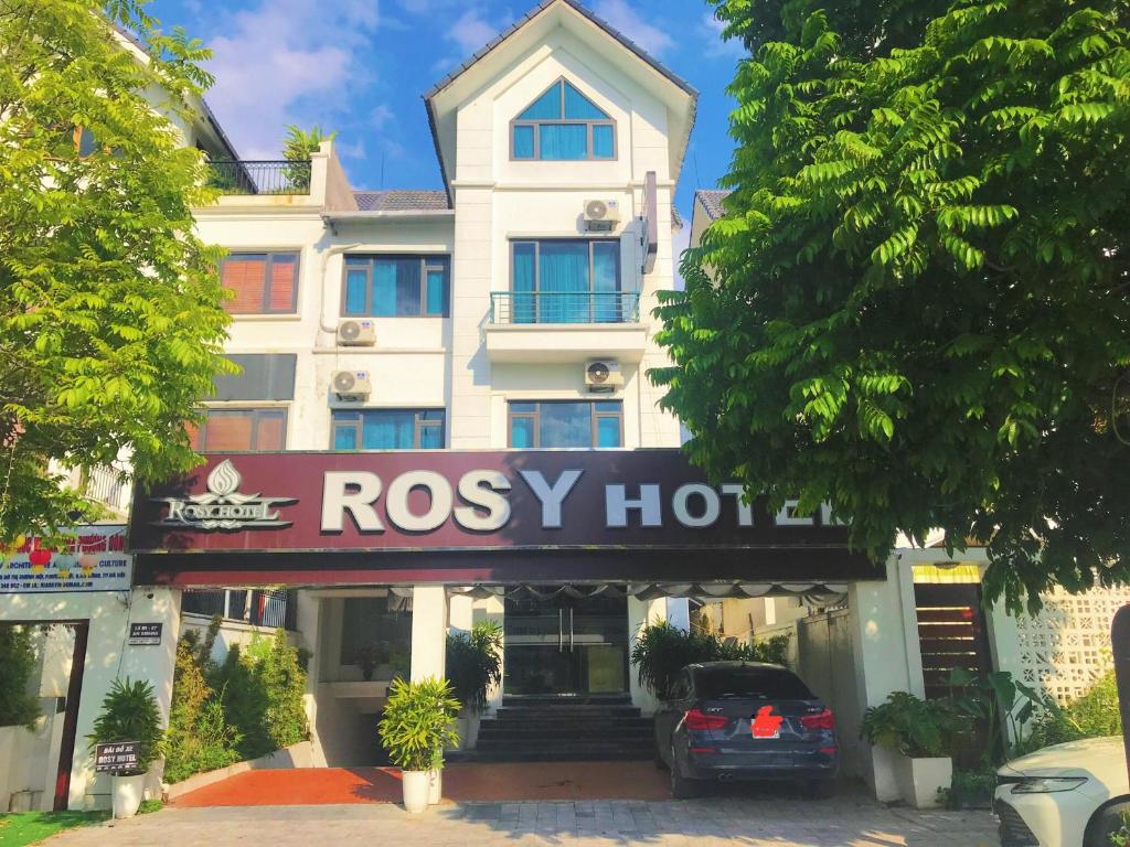 een gebouw met een ryley hotelbord ervoor bij Rosy Hotel Dương Nội in Hà Ðông