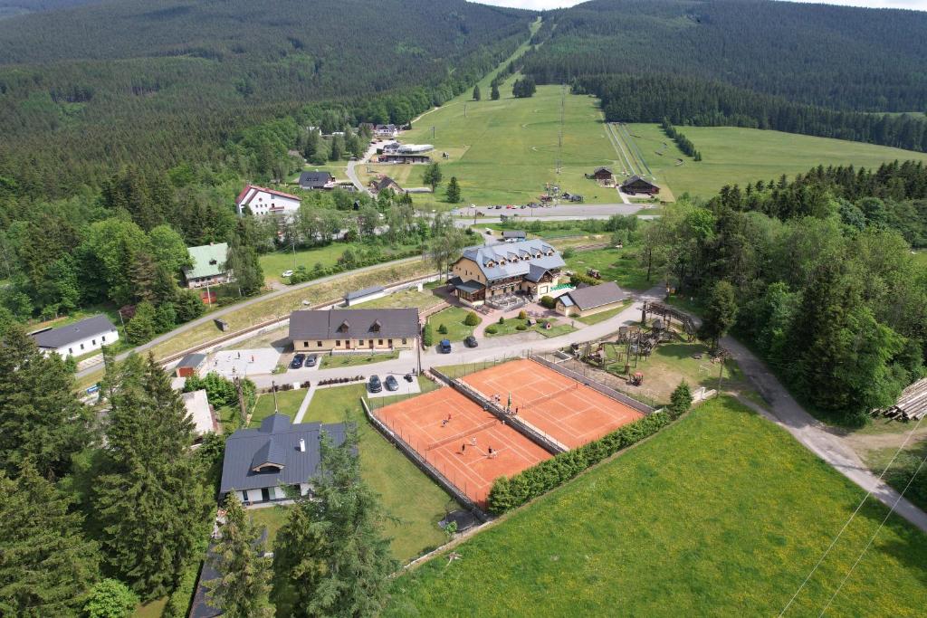 vista aerea di una casa con campo da tennis di Chata Ramzovské sedlo a Ramzová