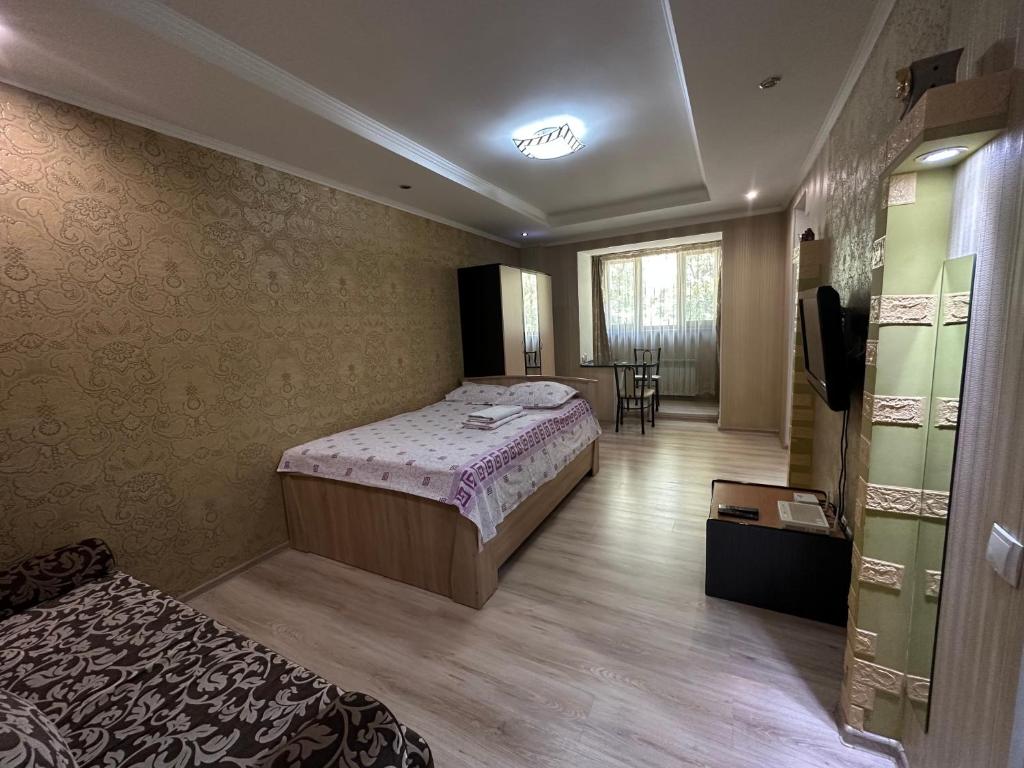 (( Turksib ))One-room apartment opposite Almaty Airport的酒店客房 - 带一张床和用餐室