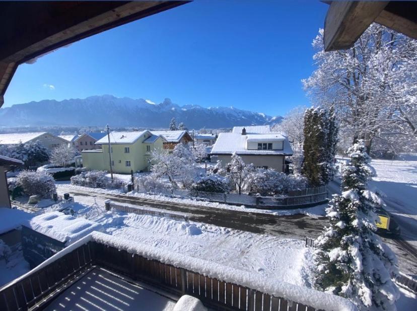 widok z balkonu domu w śniegu w obiekcie Swiss Alps View Apartment - contactless self check-in w mieście Thun