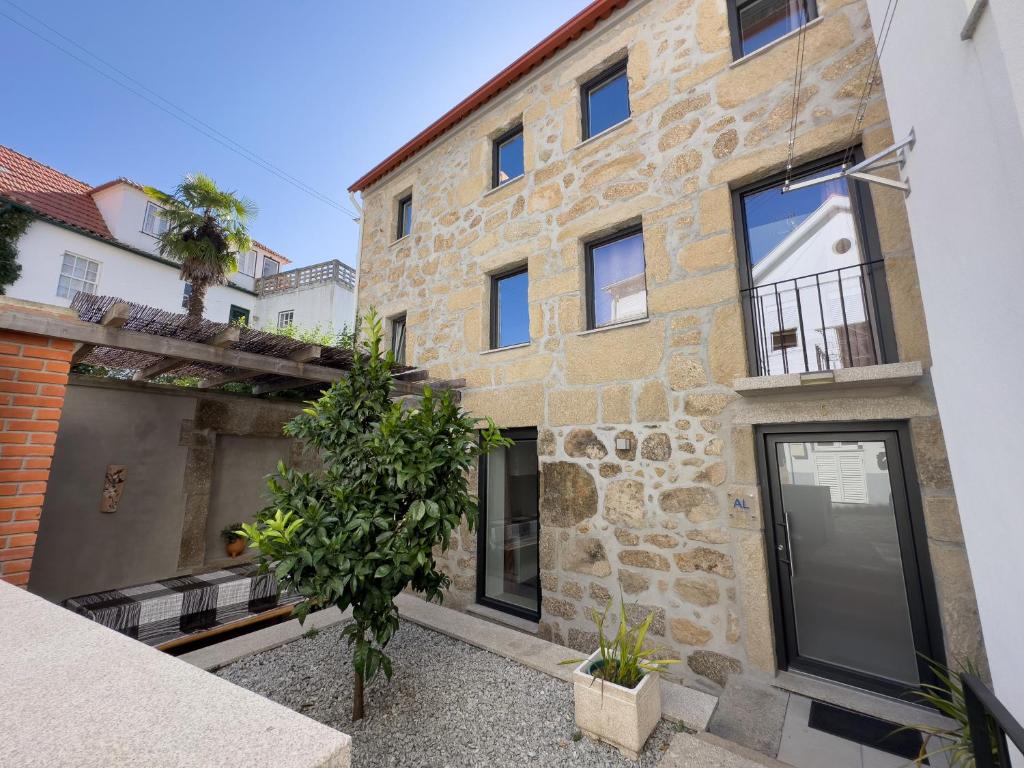 una casa in pietra con cortile di Casa das Flores a Oliveira do Hospital