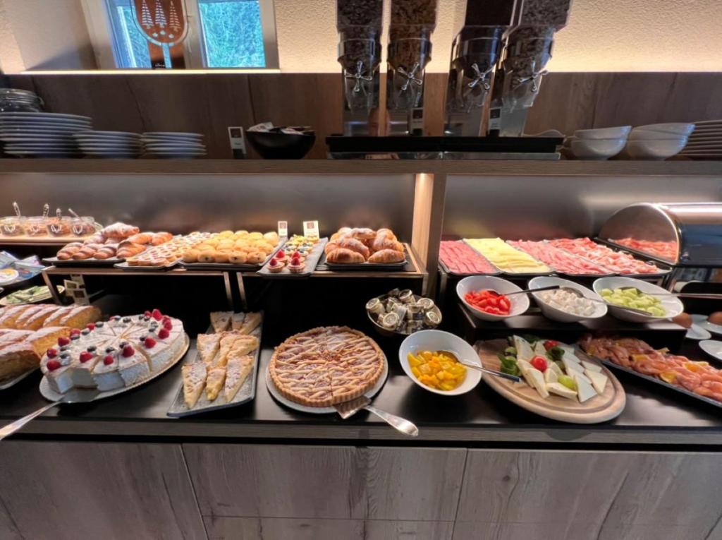 een buffet lijn met veel verschillende soorten eten bij Chalet Queen in Canazei