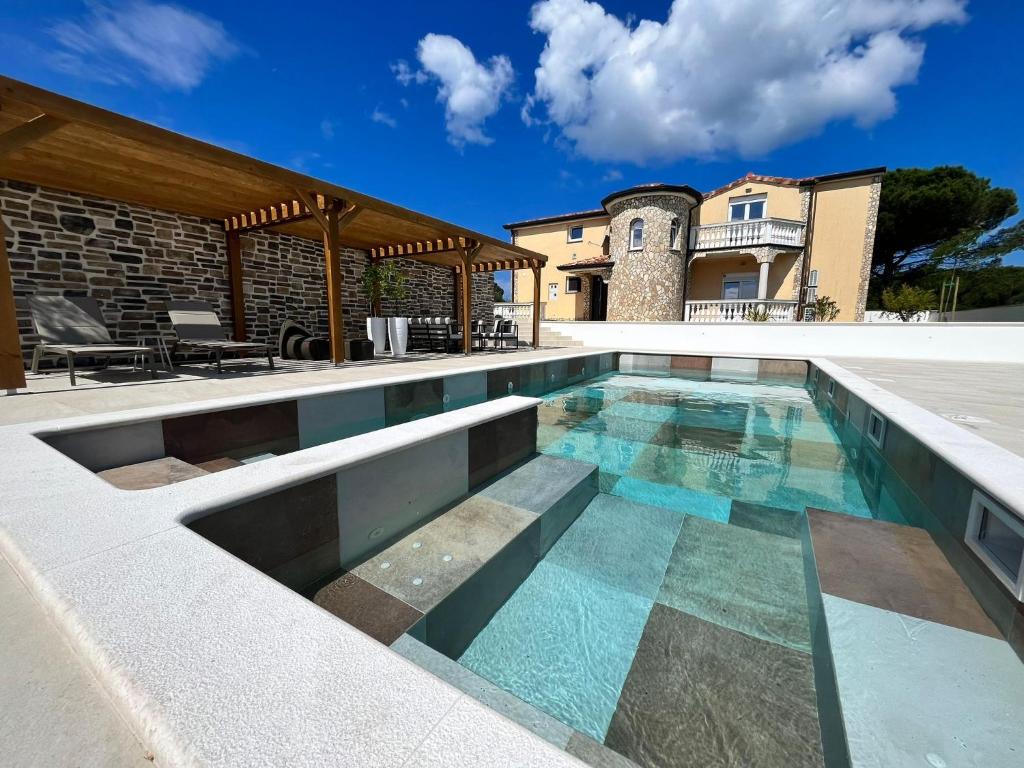 Piscina a Olivea Luxury Suites o a prop