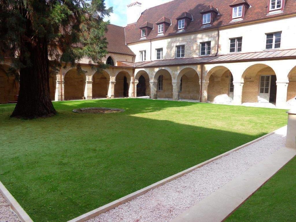 un gran patio frente a un edificio en Odalys City Dijon Les Cordeliers, en Dijon