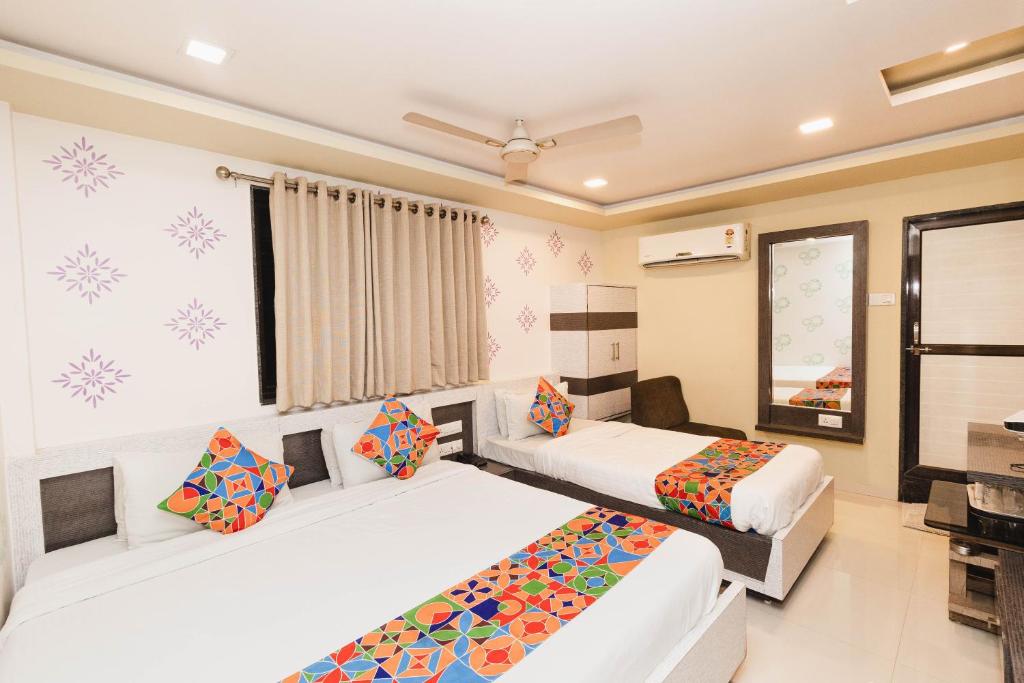 Tempat tidur dalam kamar di Hotel Amber Railway station