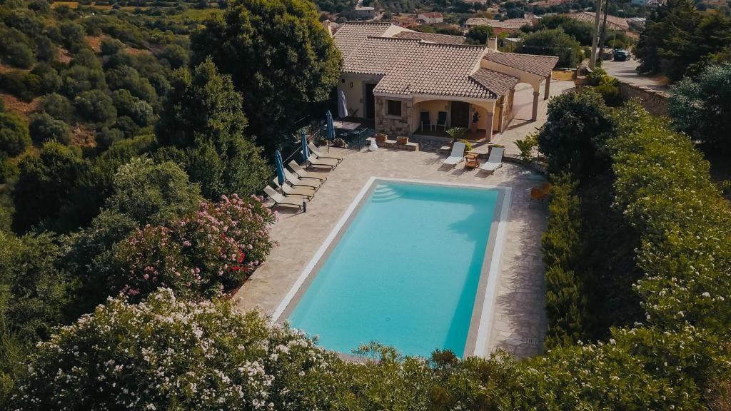 uma vista aérea de uma casa com piscina em Villa Alba Sul Mare em Budoni