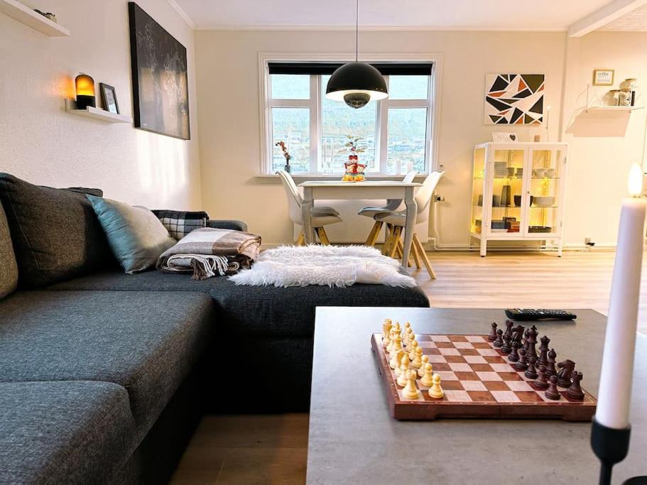 Cozy apartment in Klaksvík في كلاكسفيك: غرفة معيشة مع طاولة شطرنج