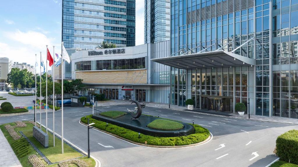 un edificio con una estatua en medio de una calle en Hilton Foshan Shunde - Shuttle Bus to Canton Fair, en Shunde