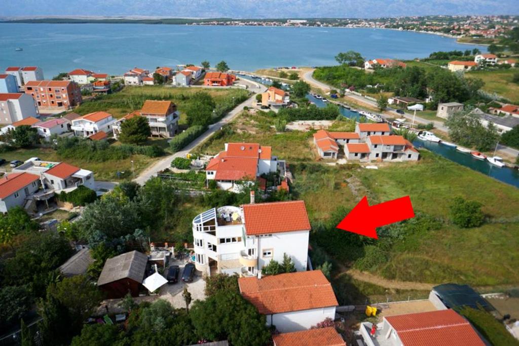 een luchtzicht op een stad met een rode pijl bij Apartments and rooms by the sea Nin, Zadar - 5858 in Nin