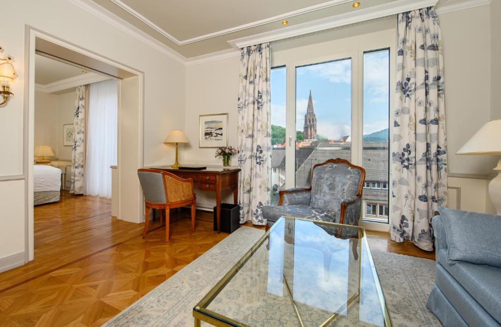 uma sala de estar com vista para a cidade em Colombi Hotel em Freiburg im Breisgau