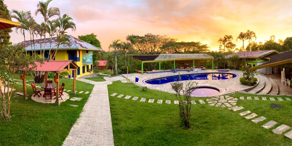 una casa con piscina nel cortile di Ecohotel La Casona Pereira a Pereira