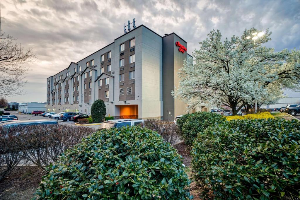 een hotel met struiken voor een gebouw bij Hampton Inn Baltimore/Glen Burnie in Glen Burnie