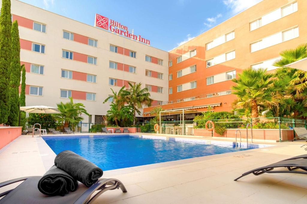 Peldbaseins naktsmītnē Hilton Garden Inn Málaga vai tās tuvumā