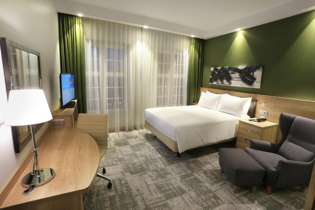 Uma TV ou centro de entretenimento em Hampton By Hilton Gdansk Old Town