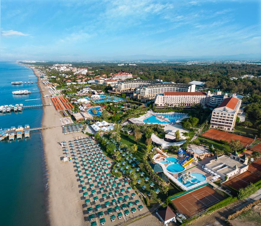 uma vista aérea de um resort e da praia em Kaya Belek em Belek