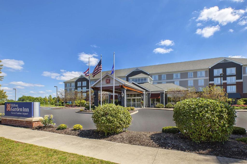 een hotel met een basketbalveld voor een gebouw bij Hilton Garden Inn Akron-Canton Airport in North Canton