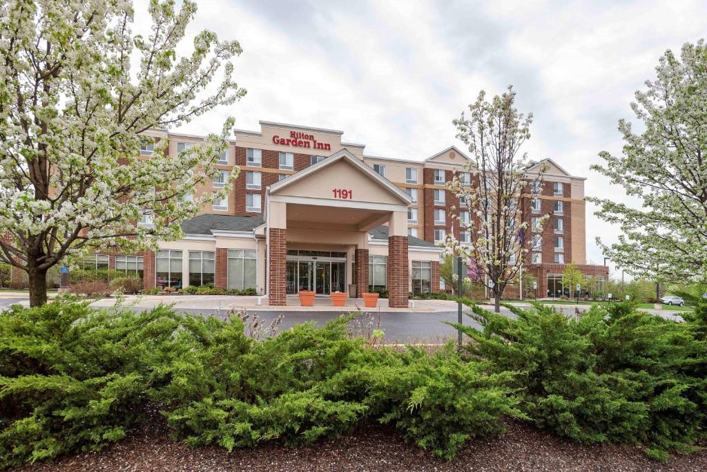 eine Darstellung der Vorderseite eines Krankenhausgebäudes in der Unterkunft Hilton Garden Inn Schaumburg in Schaumburg