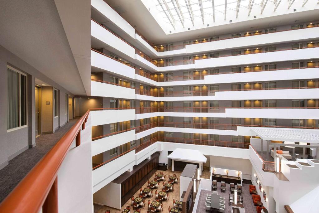 Un lugar para sentarse en Embassy Suites by Hilton Baltimore at BWI Airport