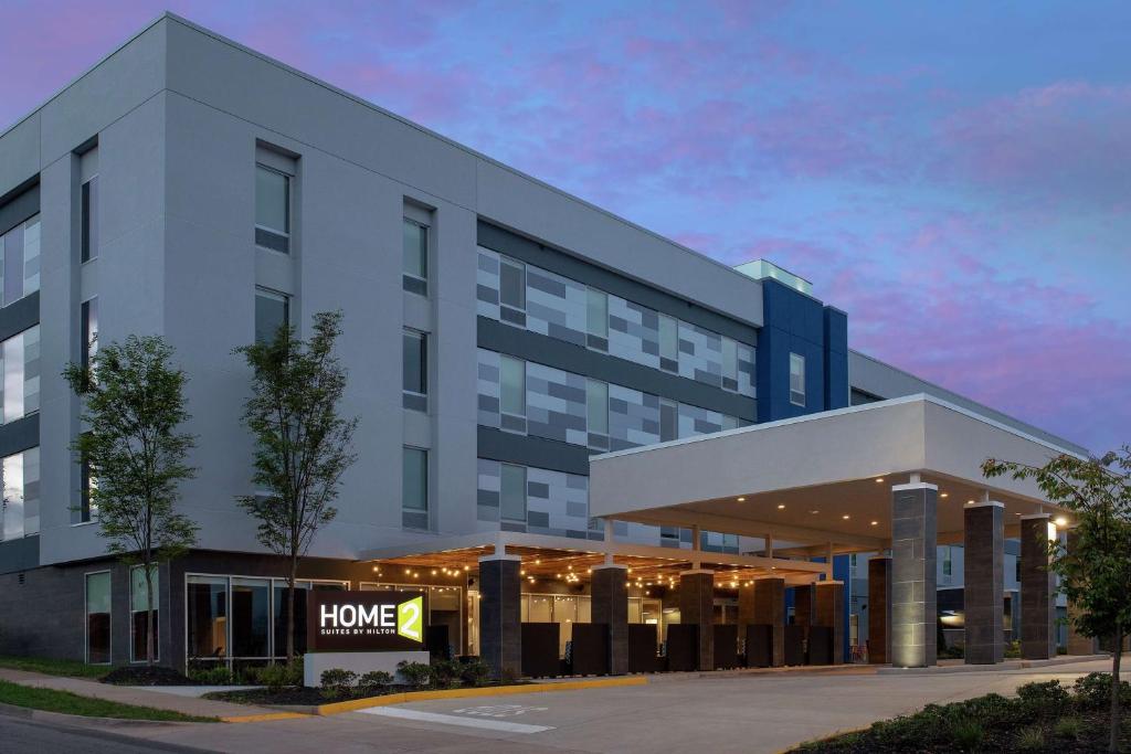 シャーロッツヴィルにあるHome2 Suites By Hilton Charlottesville Downtownの社殿