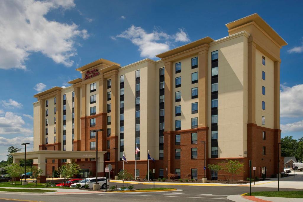 Hampton Inn & Suites Falls Church في فولز تشيرش: تقديم مبنى للفندق