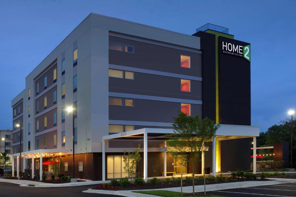 een kantoorgebouw met een thuisdepot erop bij Home2 Suites by Hilton Arundel Mills BWI Airport in Hanover