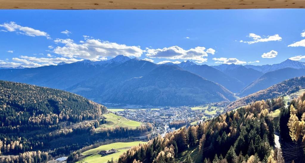 vista su una valle con montagne sullo sfondo di Schallerhof Sterzing - Deine Auszeit mit Ausblick in unseren Ferienwohnungen auf dem Bergbauernhof in Südtirol a Vipiteno