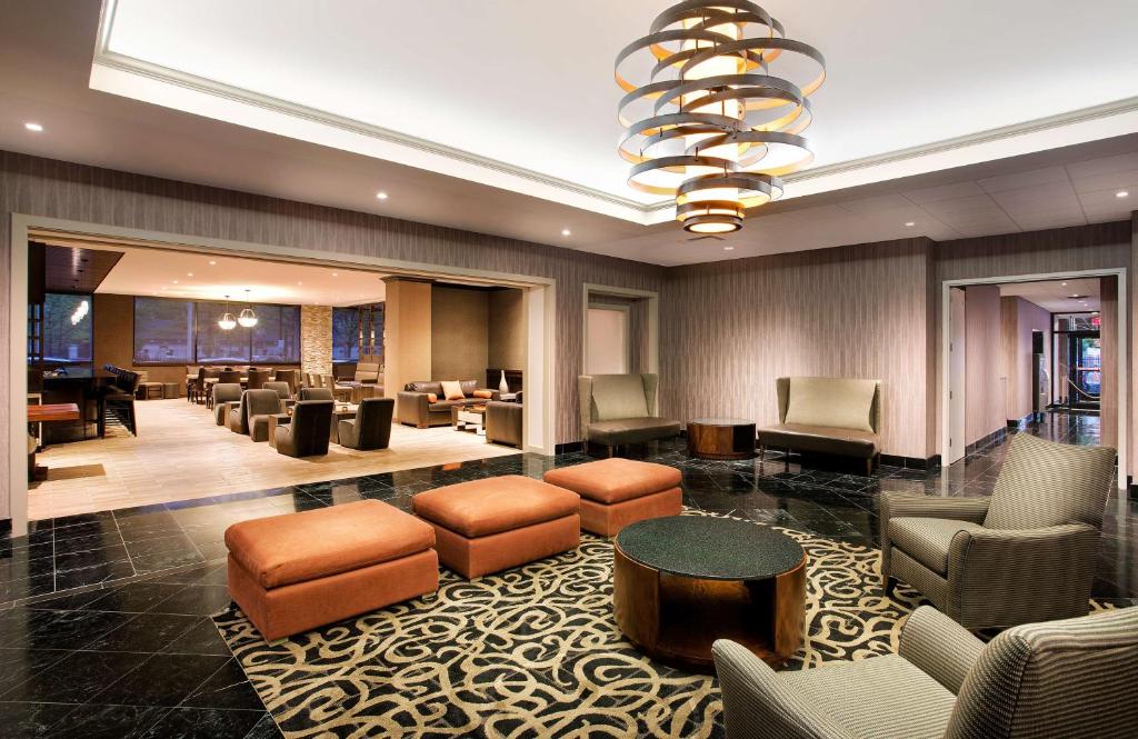 Un lugar para sentarse en DoubleTree by Hilton Hotel & Suites Jersey City