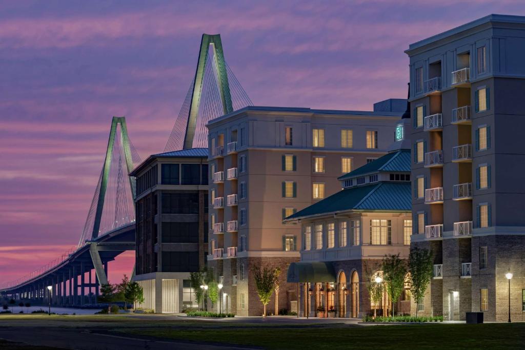 una representación de un hotel con un puente en Embassy Suites by Hilton Charleston Harbor Mt. Pleasant, en Charleston