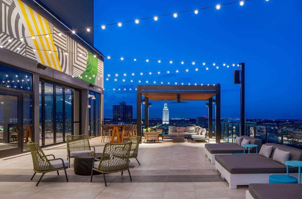 - un toit-terrasse offrant une vue sur la ville la nuit dans l'établissement Hilton Garden Inn Austin University Capitol District, à Austin