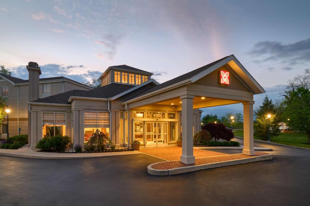 um edifício com um gazebo em frente em Hilton Garden Inn Hershey em Hummelstown