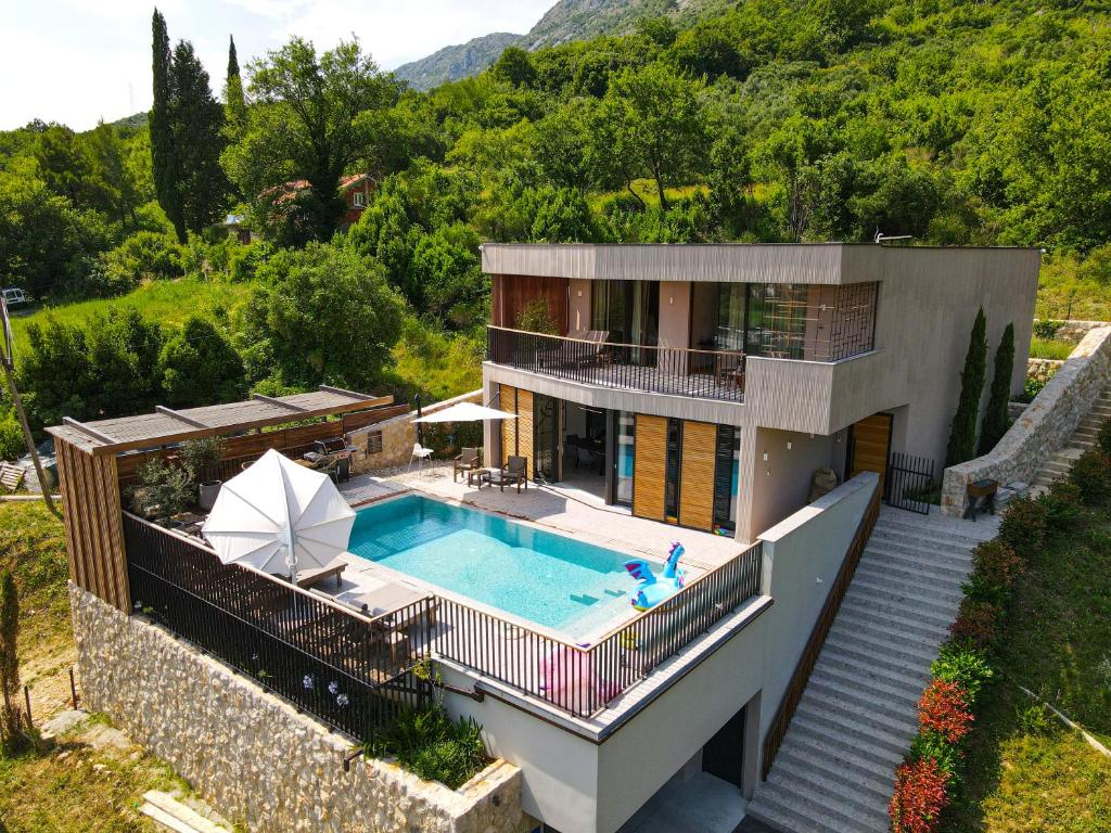 vista aerea di una casa con piscina di Palazzo Vimbula - Five Star Luxury Villa a Mokošica