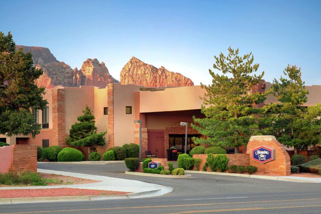 een gebouw met een berg op de achtergrond bij Hampton Inn Sedona in Sedona