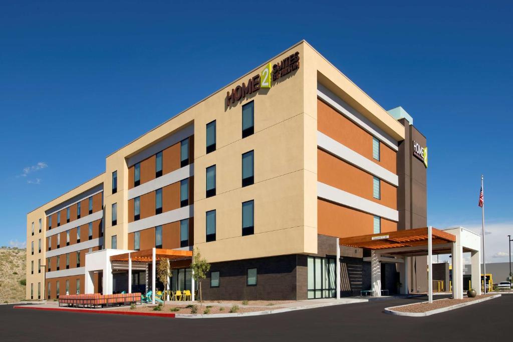 um grande edifício com uma placa em cima em Home2 Suites By Hilton Las Cruces em Las Cruces