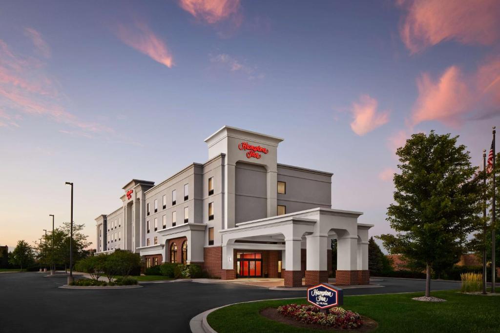 Hampton Inn Indianapolis Northwest - Park 100 في انديانابوليس: تقديم فندق امامه لافته