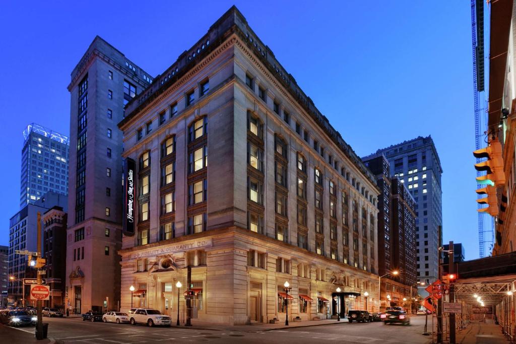 un grande edificio in una strada di città di notte di Hampton Inn & Suites Baltimore Inner Harbor a Baltimora