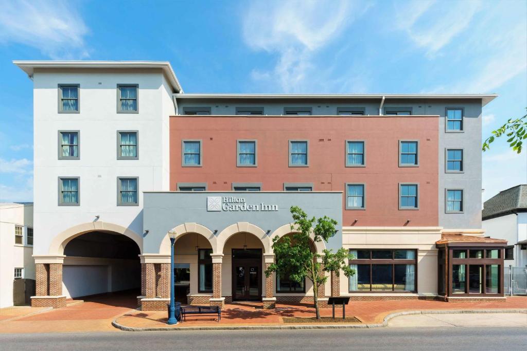 uma representação da frente de um hotel em Hilton Garden Inn Annapolis Downtown em Annapolis