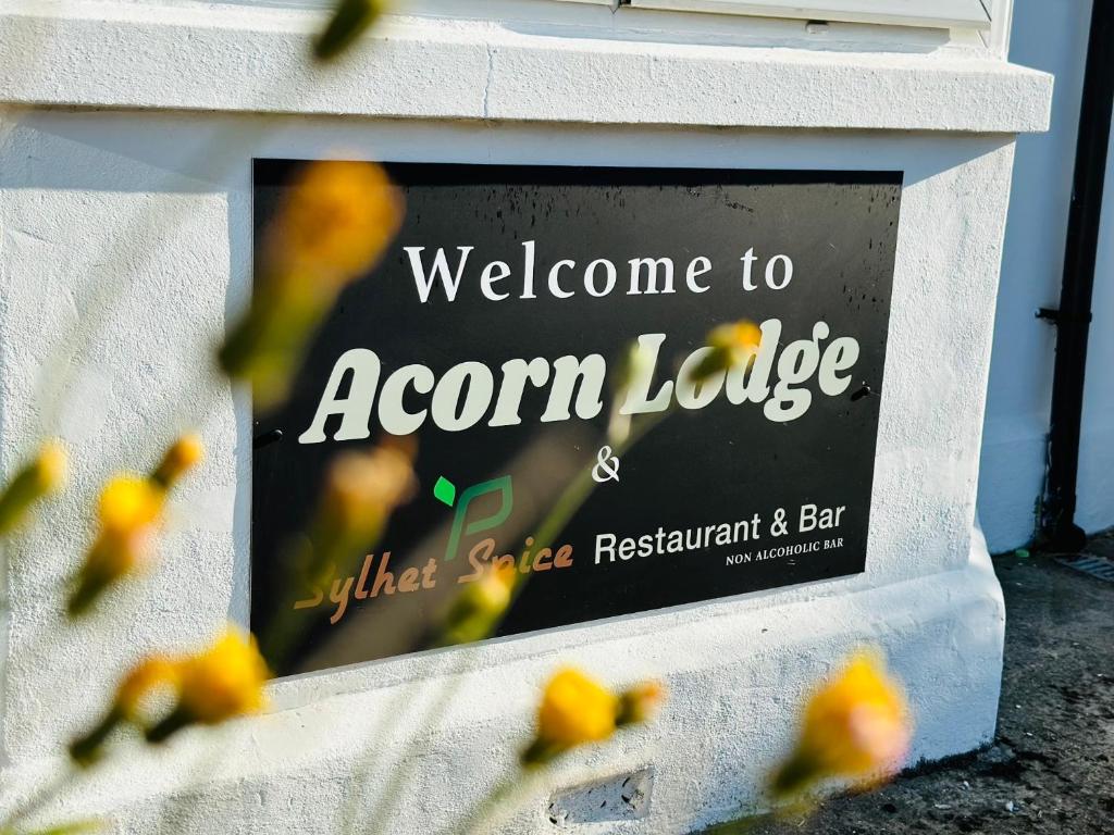 Et logo, certifikat, skilt eller en pris der bliver vist frem på Acorn Lodge Hotel Gatwick & Parking