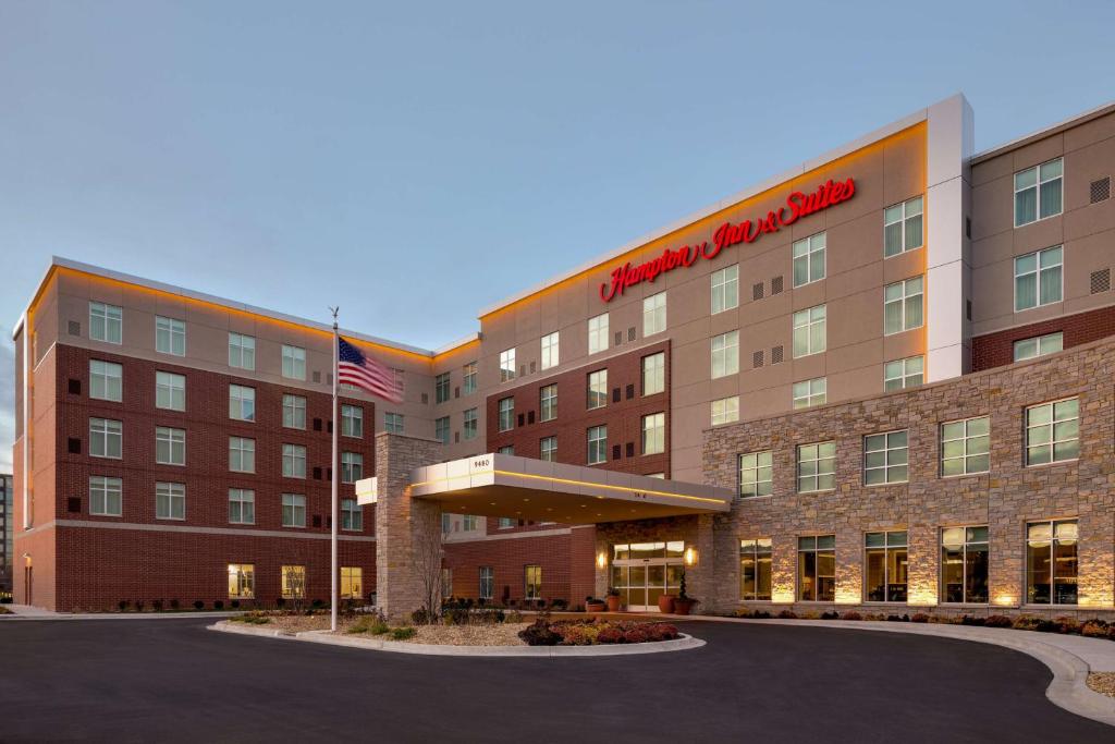 Hampton Inn & Suites Rosemont Chicago O'Hare في روزمونت: اطلالة خارجية على اجنحة هامبتون ان انشوراج المشاركة