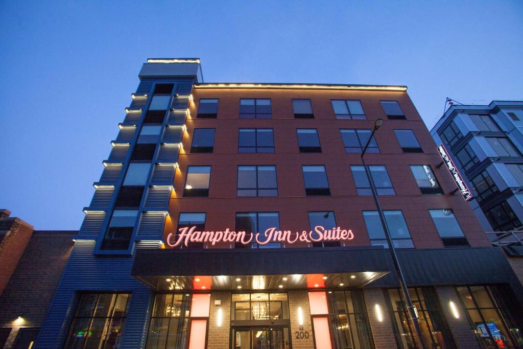 een gebouw met een bord met de tekst Harrington Inn and Suites bij Hampton Inn & Suites St. Paul Downtown in Saint Paul