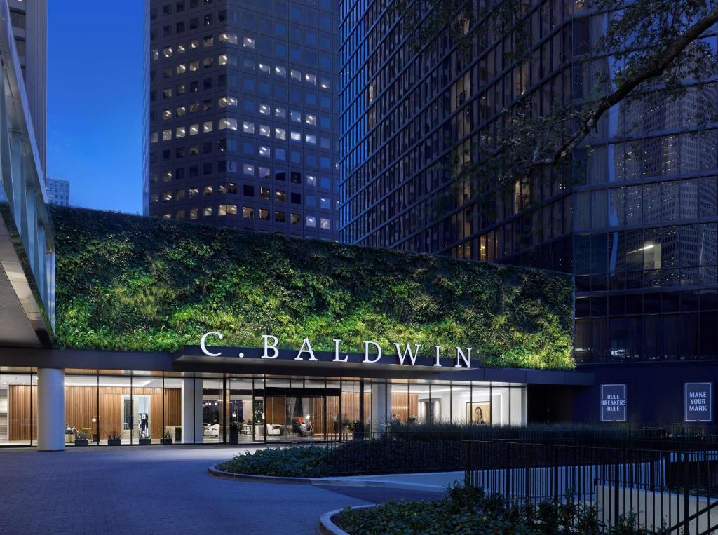 Un edificio con un cartello che legge la bibliografia di C. Baldwin, Curio Collection by Hilton a Houston