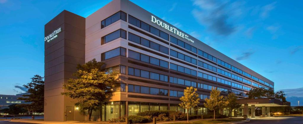 un immeuble de bureaux avec un panneau sur son côté dans l'établissement DoubleTree by Hilton Chicago Schaumburg, à Schaumburg