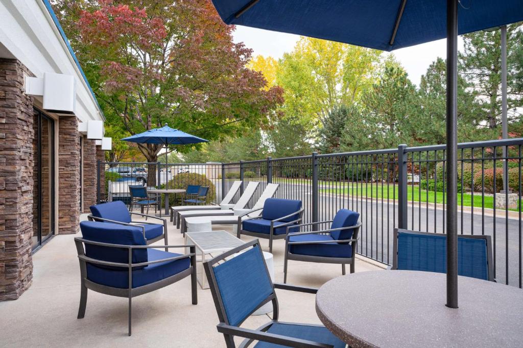 Un patio o zona al aire libre en Hampton Inn Loveland