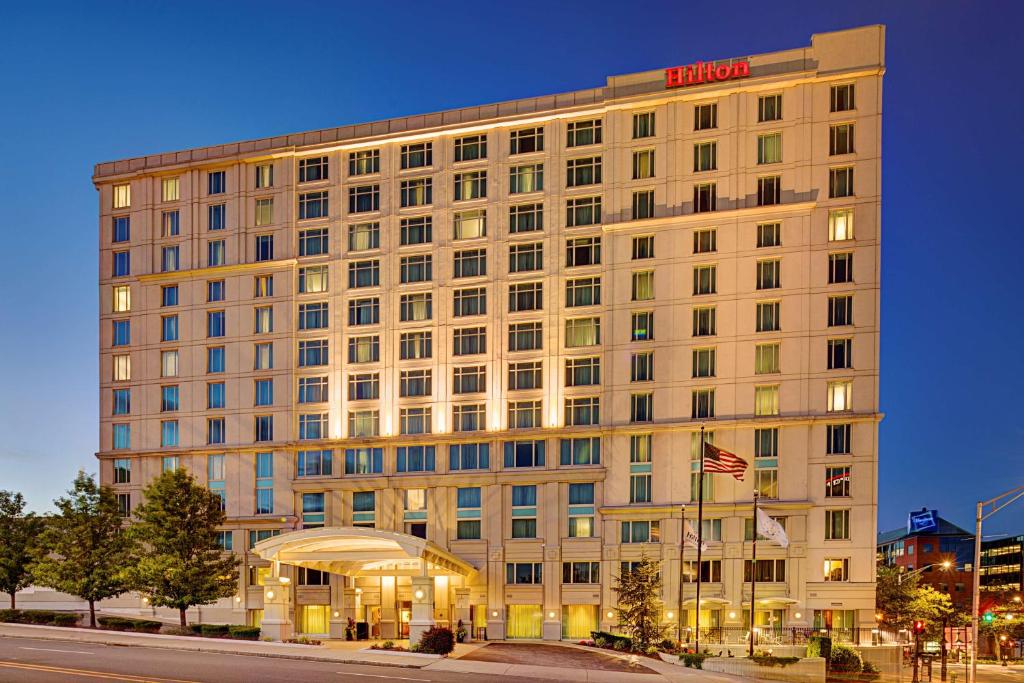 um edifício de hotel com uma bandeira americana em frente em Hilton Providence em Providence