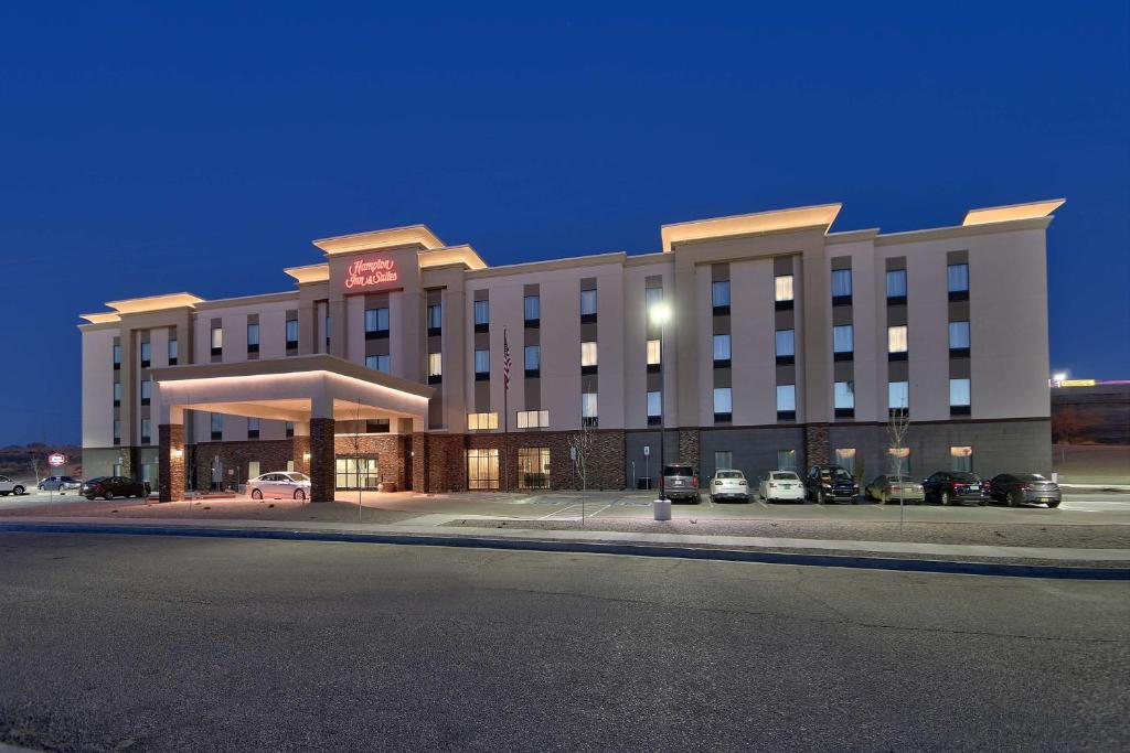 アルバカーキにあるHampton Inn & Suites Albuquerque Airportのホテルの建物