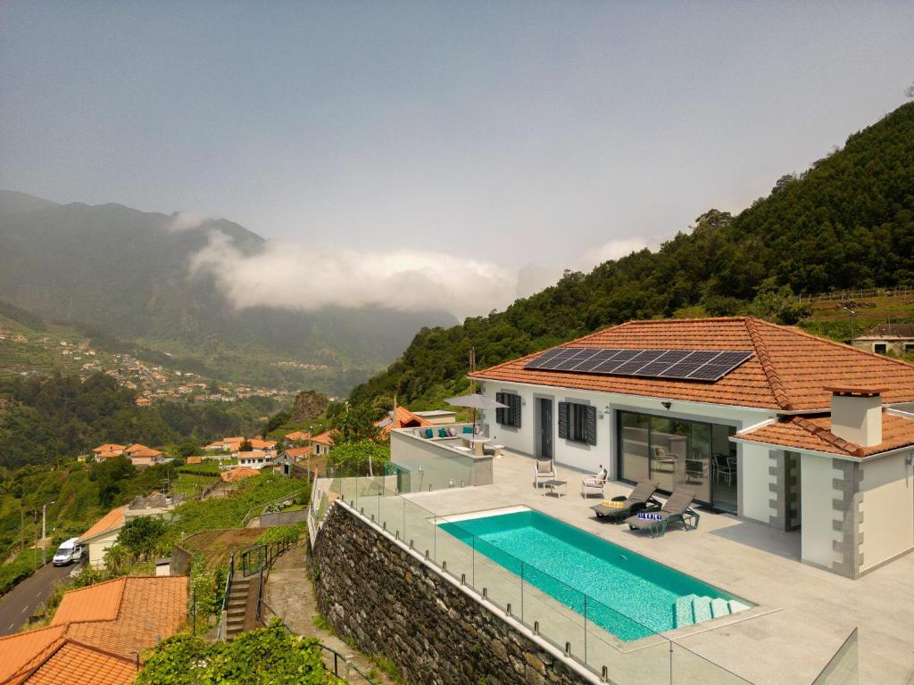 une maison avec une piscine et une montagne dans l'établissement Casa Avô da Pedra, By OP, à São Vicente