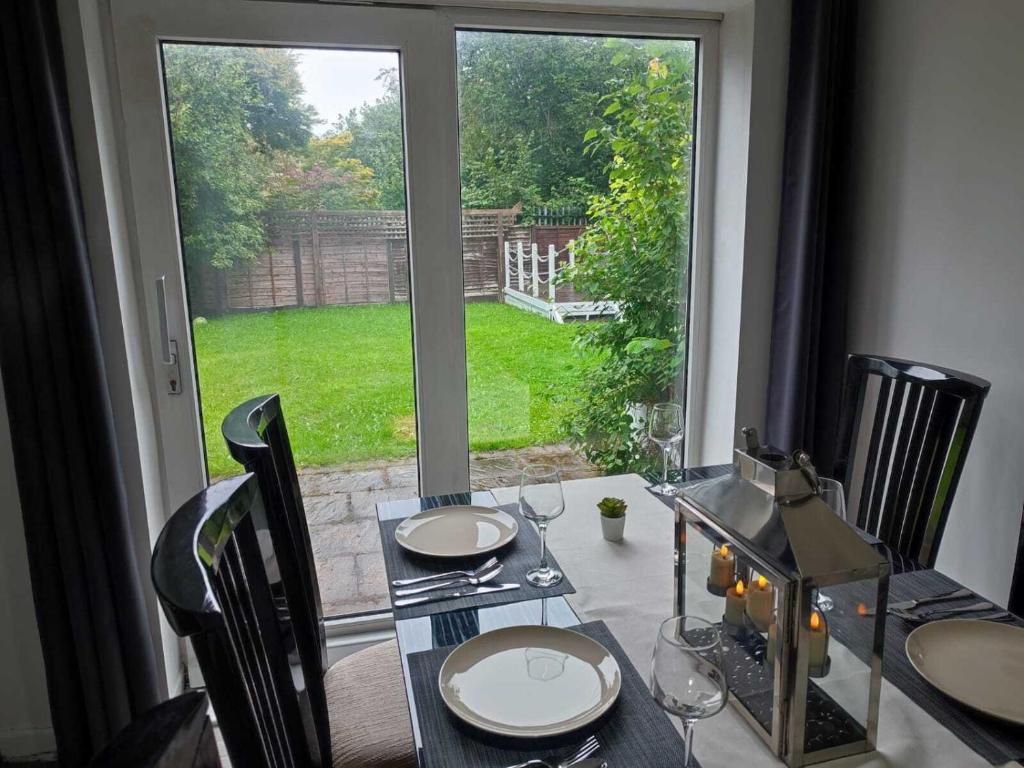 Taman di luar Serendipity - 4 bedrooms - Big Garden - Near Manchester Airport, Whythenshawe Hospital and Roundthorn Business Park